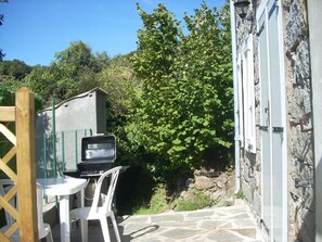 Outdoor dining - Pretty little house, ideal for a couple. (Santa-Maria-Siché)