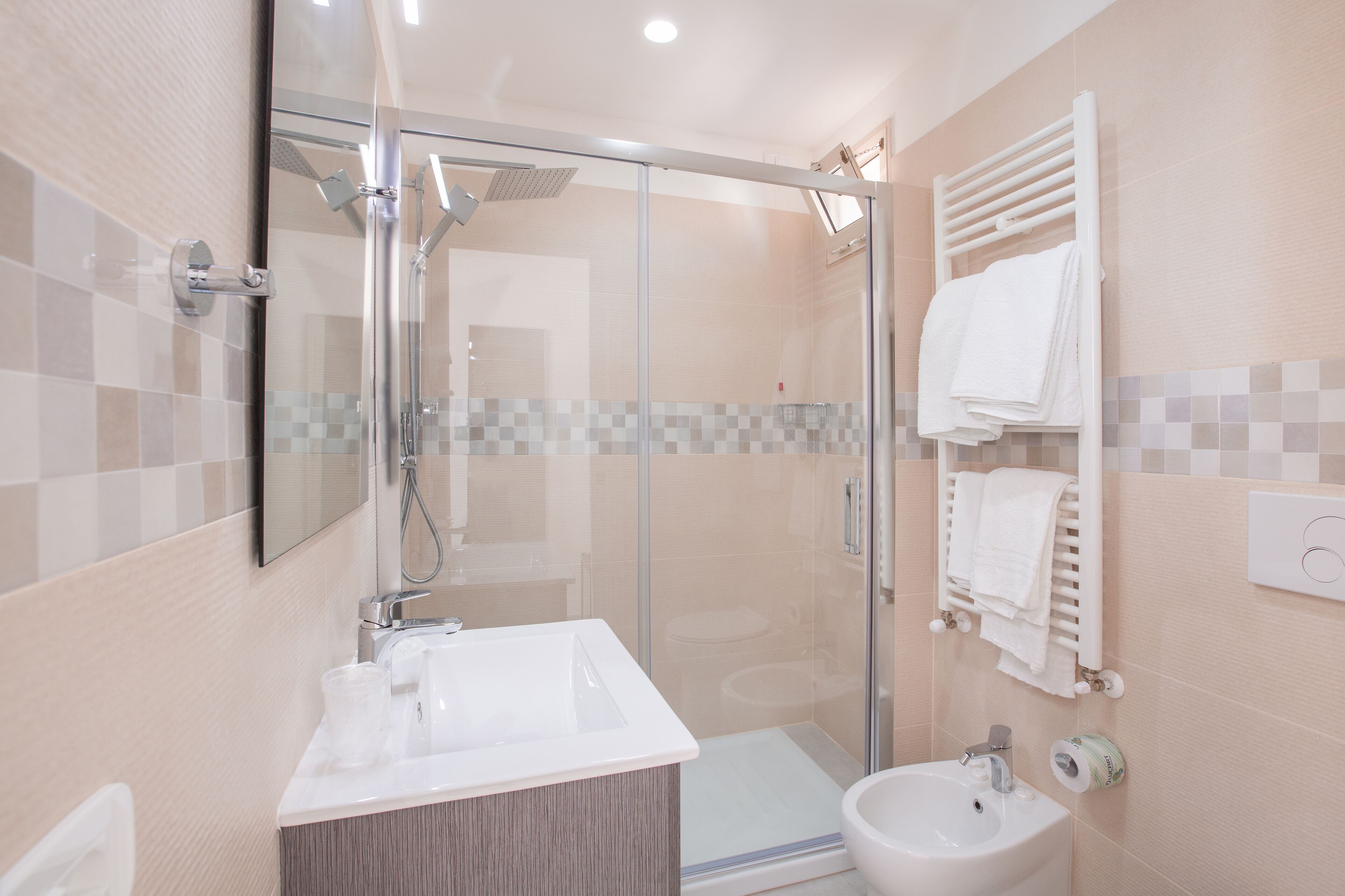 Ein modernes Badezimmer mit Duschkabine, Waschbecken und Toilette.