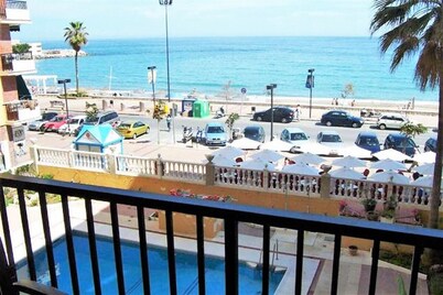 Sea ​​front apartment with pool. Satellite TV. Wifi. DECREASING PRICES.