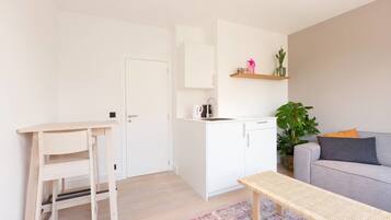 Apartment, 1 Queen Bed, Non Smoking | 1 bedroom, free WiFi, bed sheets