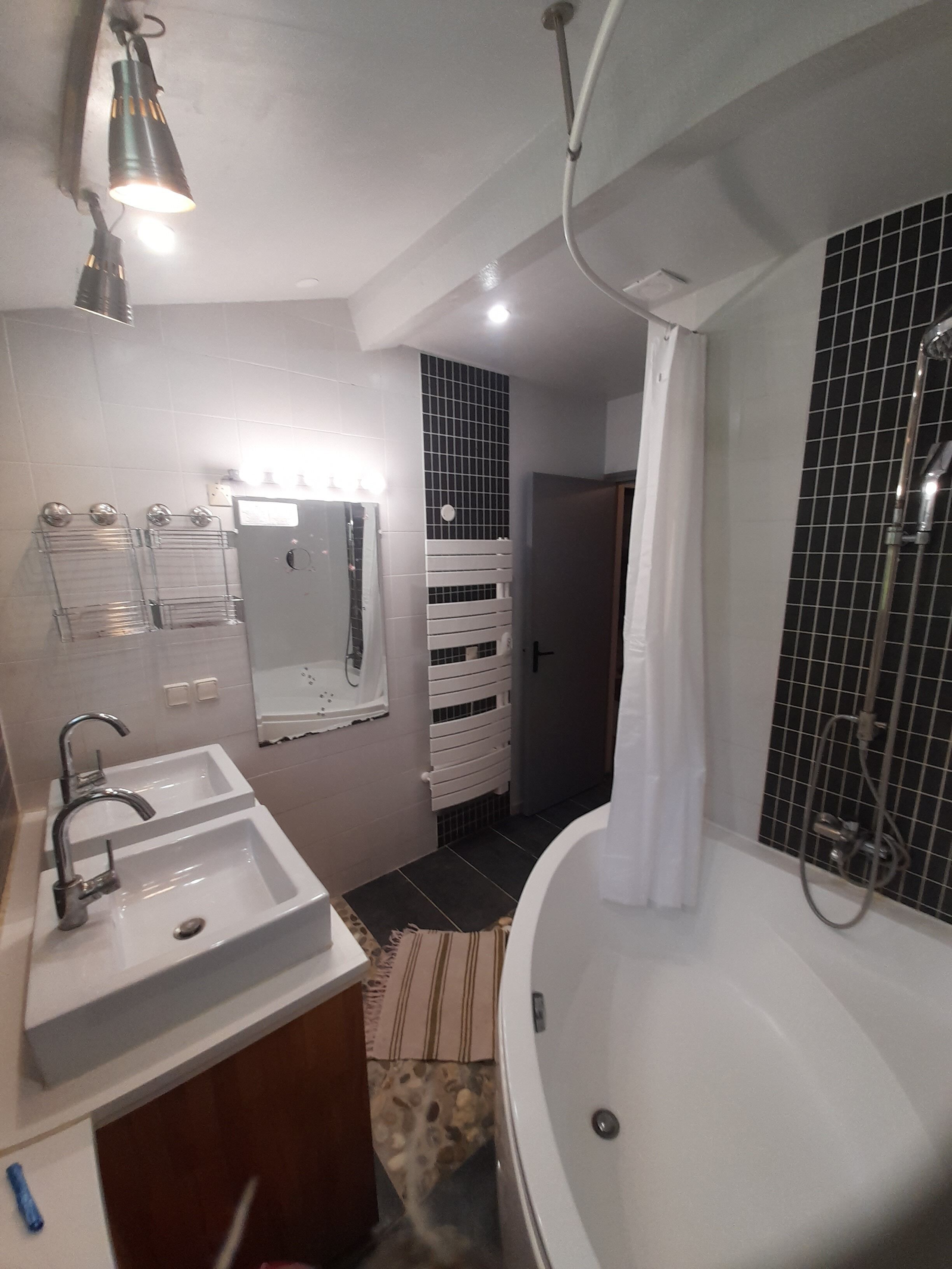 Ensemble douche/baignoire, serviettes fournies, papier toilette