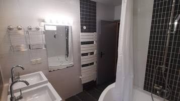 Ensemble douche/baignoire, serviettes fournies, papier toilette