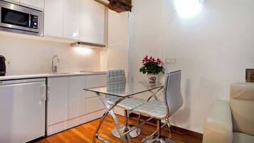 Een koelkast, een microgolfoven, een kookplaat