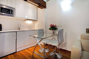 Réfrigérateur, micro-ondes, plaque de cuisson, cafetière/bouilloire