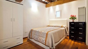 Une chambre à coucher avec un lit, une armoire et une commode.