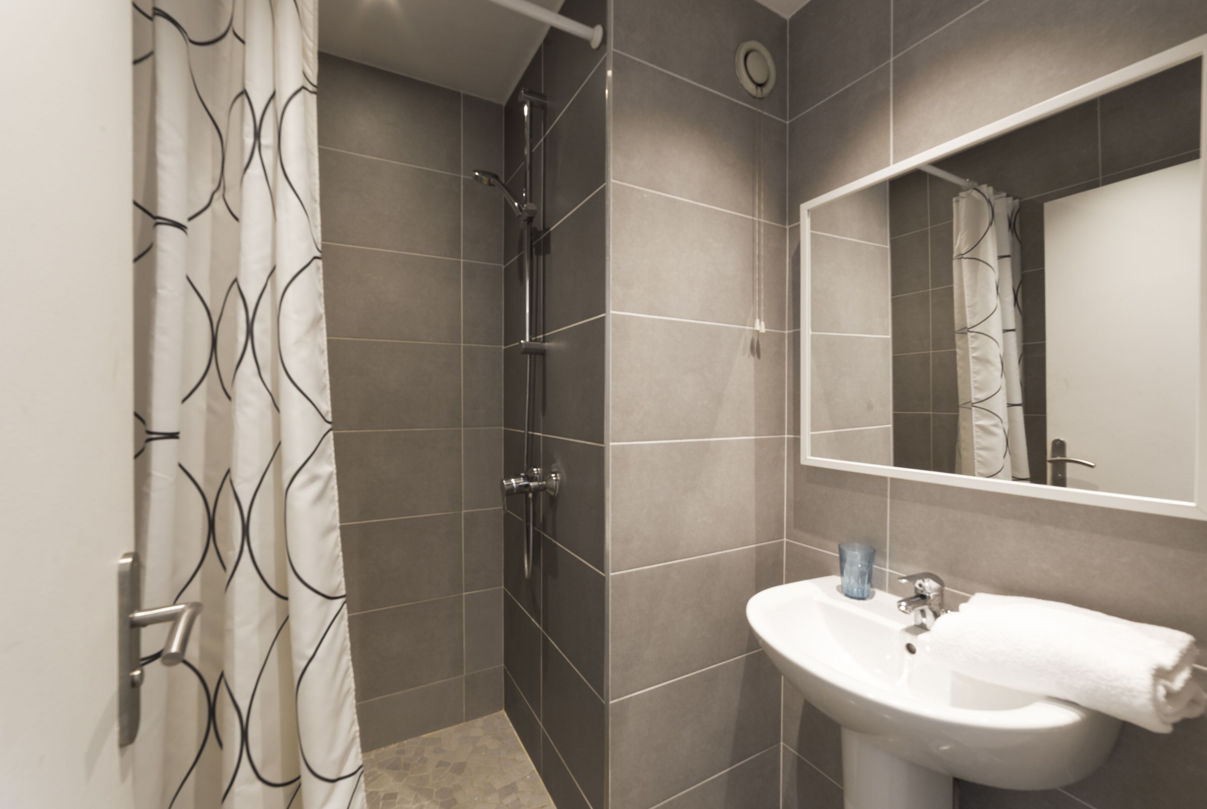 Baignoire, sèche-cheveux, serviettes fournies, savon