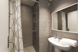 Badewanne, Haartrockner, Handtücher, Seife