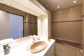 Baignoire, sèche-cheveux, serviettes fournies, savon