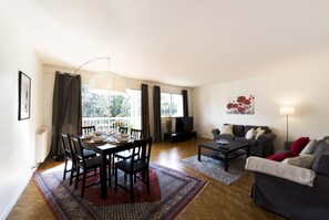 Télévision à écran plat, lecteur de DVD, chaîne hi-fi