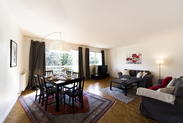 Télévision à écran plat, lecteur de DVD, chaîne hi-fi