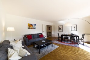 Flat-screen TV, DVD player, stereo