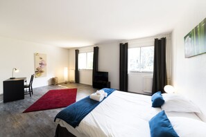 3 chambres, bureau, fer et planche à repasser, lit parapluie