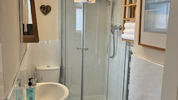 Suite Luxe, 1 chambre, non-fumeurs | Salle de bain | Articles de toilette gratuits, sèche-cheveux, serviettes fournies, savon