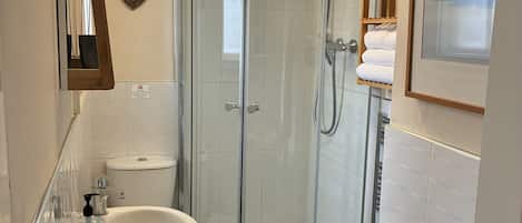 Suite Luxe, 1 chambre, non-fumeurs | Salle de bain | Articles de toilette gratuits, sĂšche-cheveux, serviettes fournies, savon