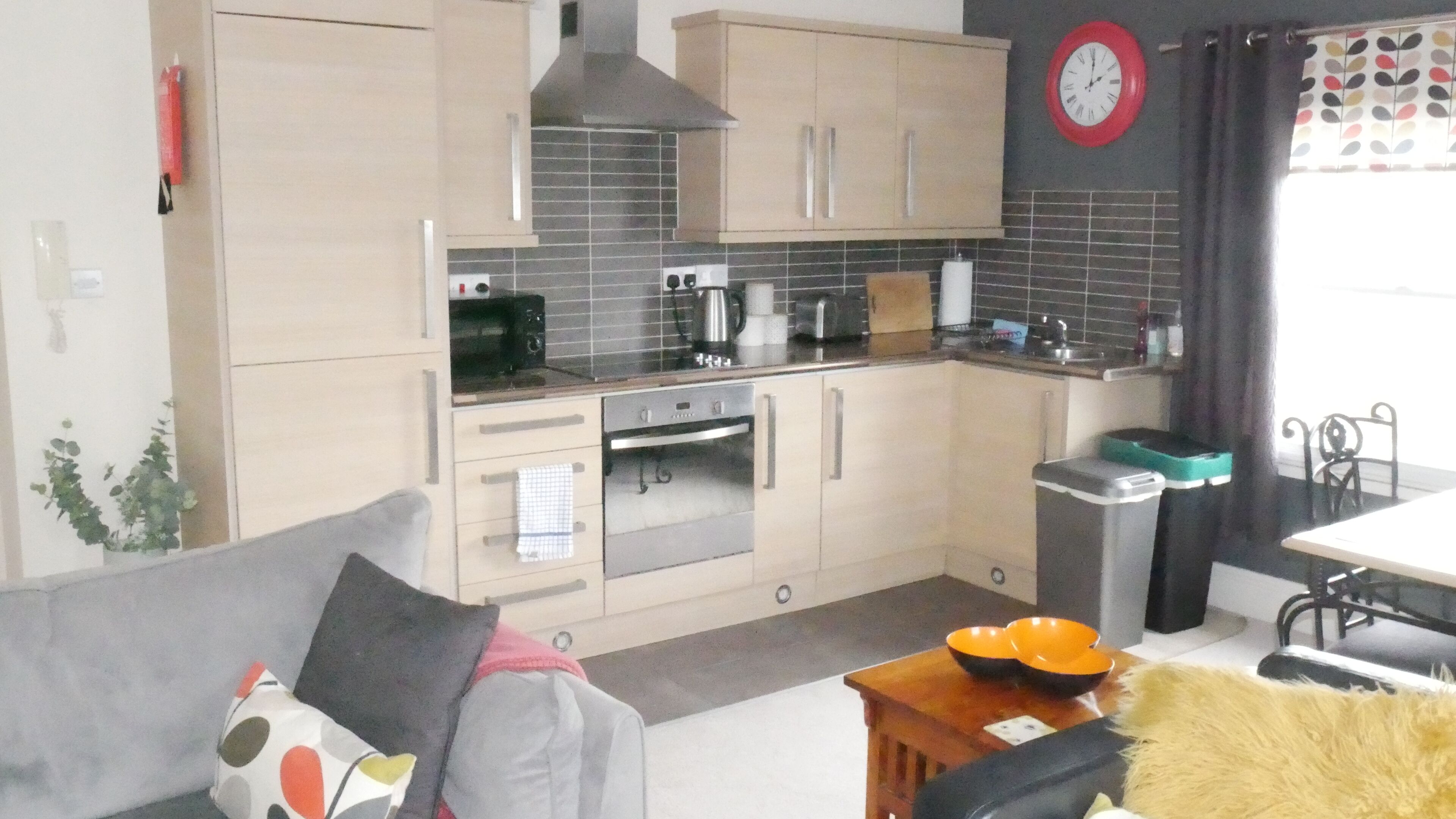 Full-size fridge, microwave, oven, stovetop