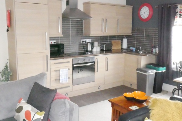 Full-size fridge, microwave, oven, stovetop