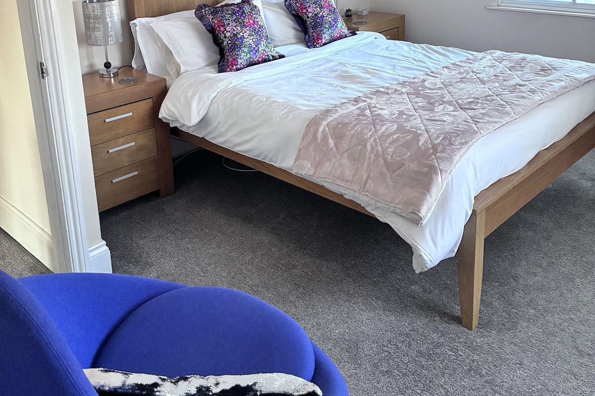 Luxury Apartment, 1 Double Bed, Non Smoking | Individually decorated, individually furnished, desk, laptop workspace