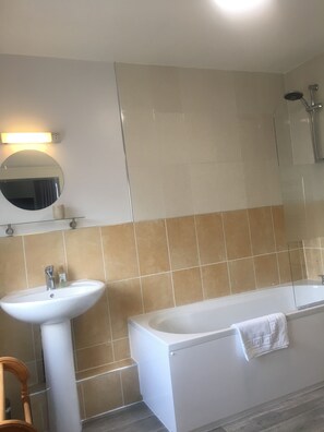 Luxury Apartment, 1 Double Bed, Non Smoking | Bathroom | Free toiletries, hair dryer, towels, soap