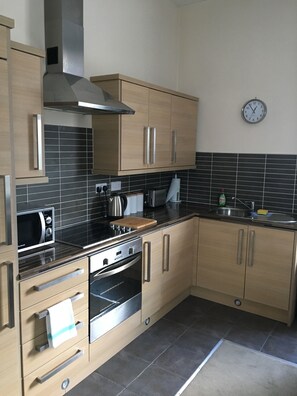 Superior Suite, 1 Bedroom, Non Smoking, 2 Bathrooms | Private kitchen | Full-sized fridge, microwave, oven, stovetop - Peel House Apartments (Burton on Trent)