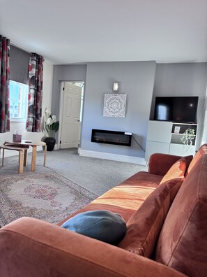 Luksusleilighet, 1 dobbeltseng, ikke-røyk | Oppholdsområde | Smart-TV