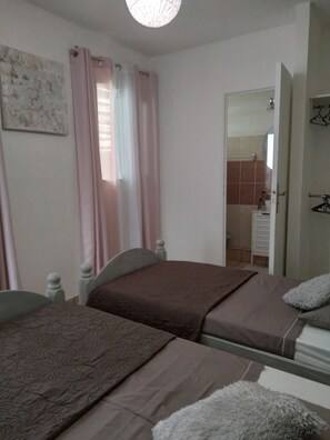 2 bedrooms, iron/ironing board, WiFi, bed sheets
