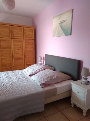 2 bedrooms, iron/ironing board, WiFi, bed sheets