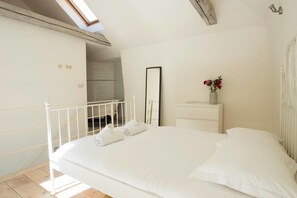 Apartment, 1 Queen Bed with Sofa bed, Non Smoking | Free WiFi, bed sheets