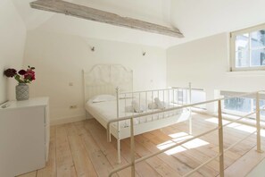 Apartment, 1 Queen Bed with Sofa bed, Non Smoking | 1 bedroom, free WiFi, bed sheets - Saint Pauls Suite 24 (Antwerp)