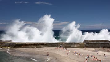 Ligstoelen aan het strand, strandlakens