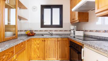 Een koelkast, een oven, een kookplaat, een koffiezetapparaat/waterkoker