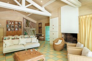 TV, peis, DVD-spiller og stereoanlegg