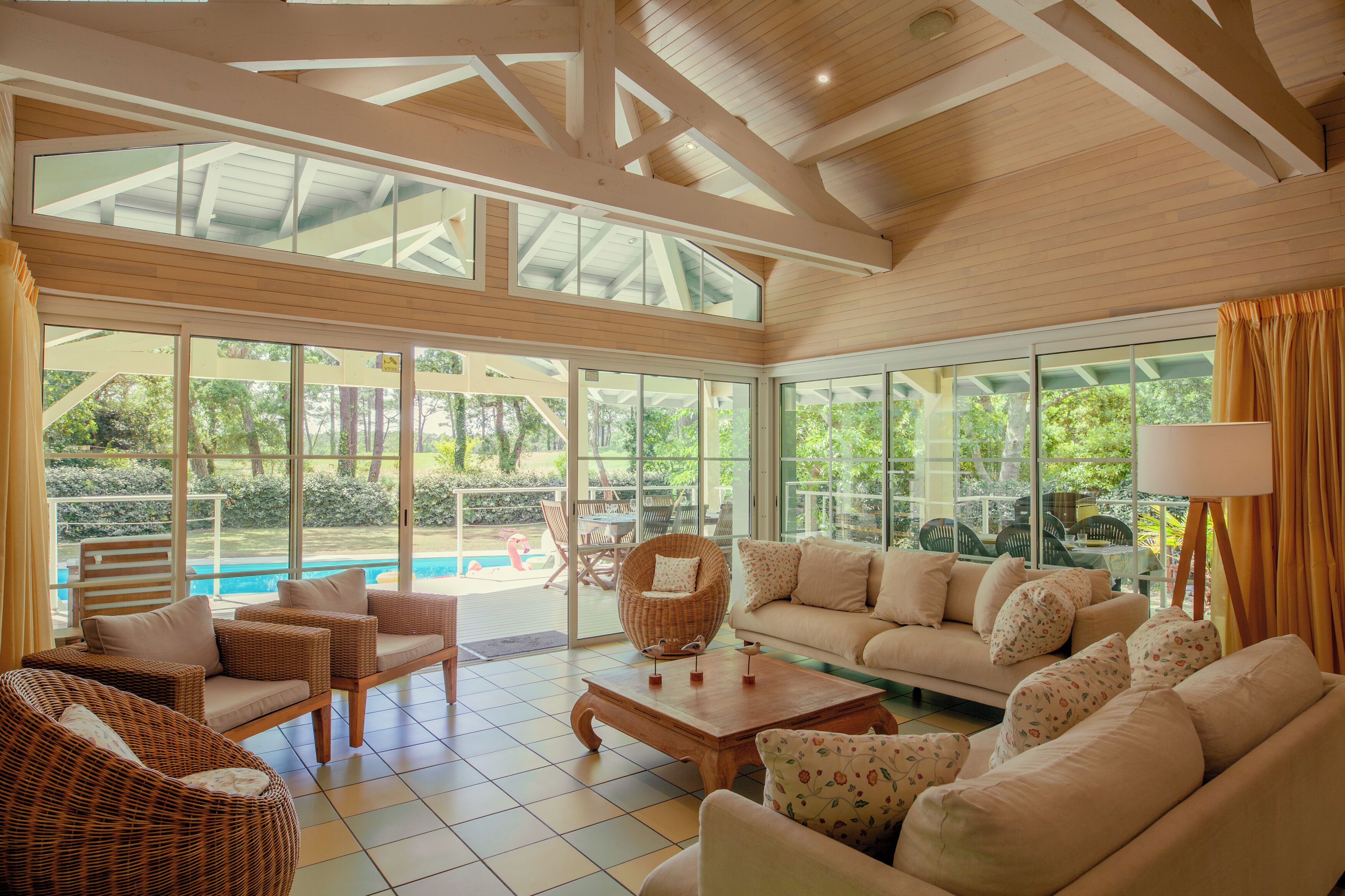 Una televisión, una chimenea, un reproductor de DVD