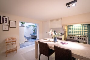 Appartement, 2 slaapkamers | Privékeuken | Een koelkast, een magnetron, een oven, een kookplaat