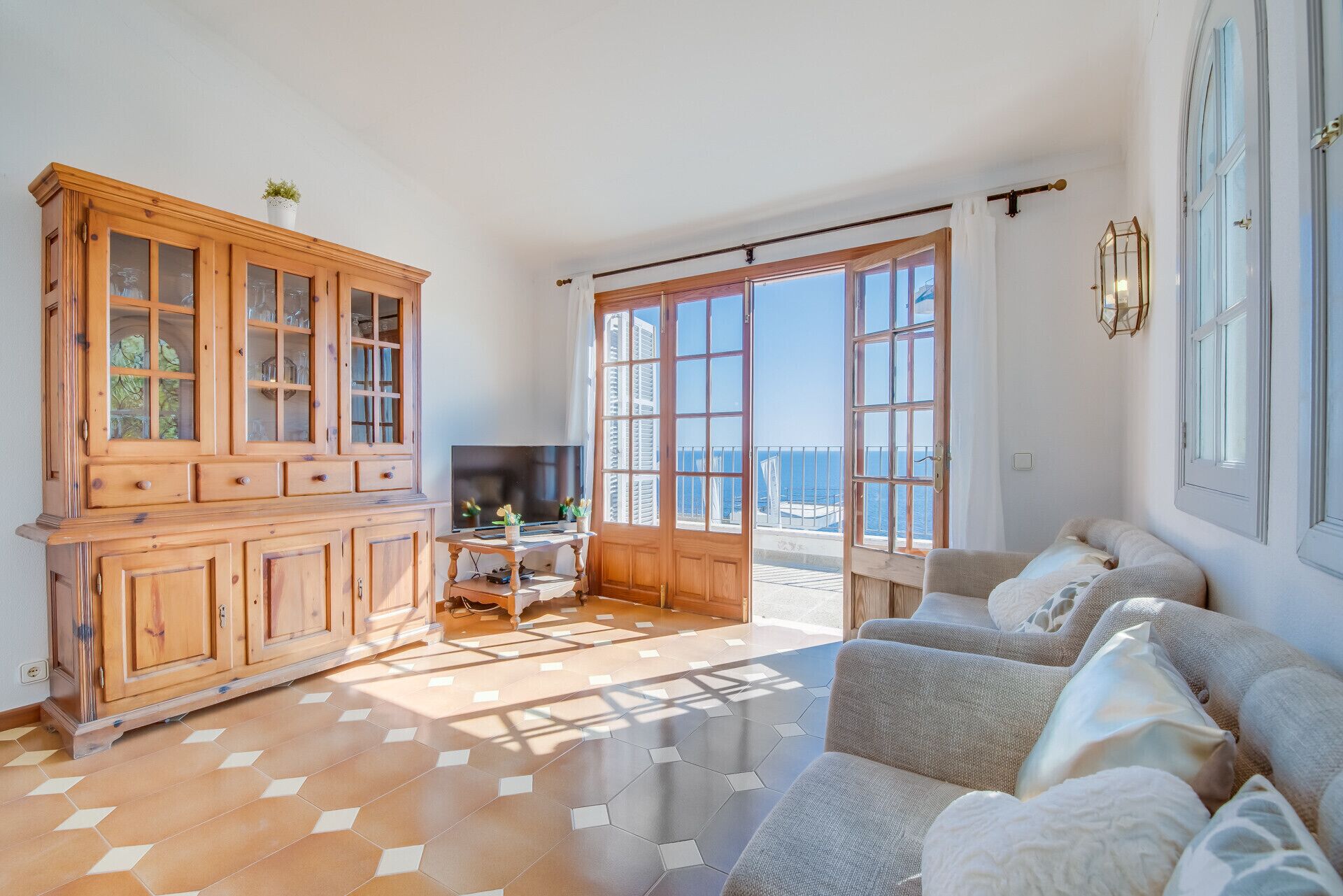 Una televisión, una mesa de tenis de mesa