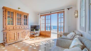 Una televisión, una mesa de tenis de mesa