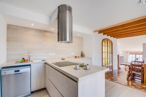 Refrigerador, microondas, horno y lavavajillas 