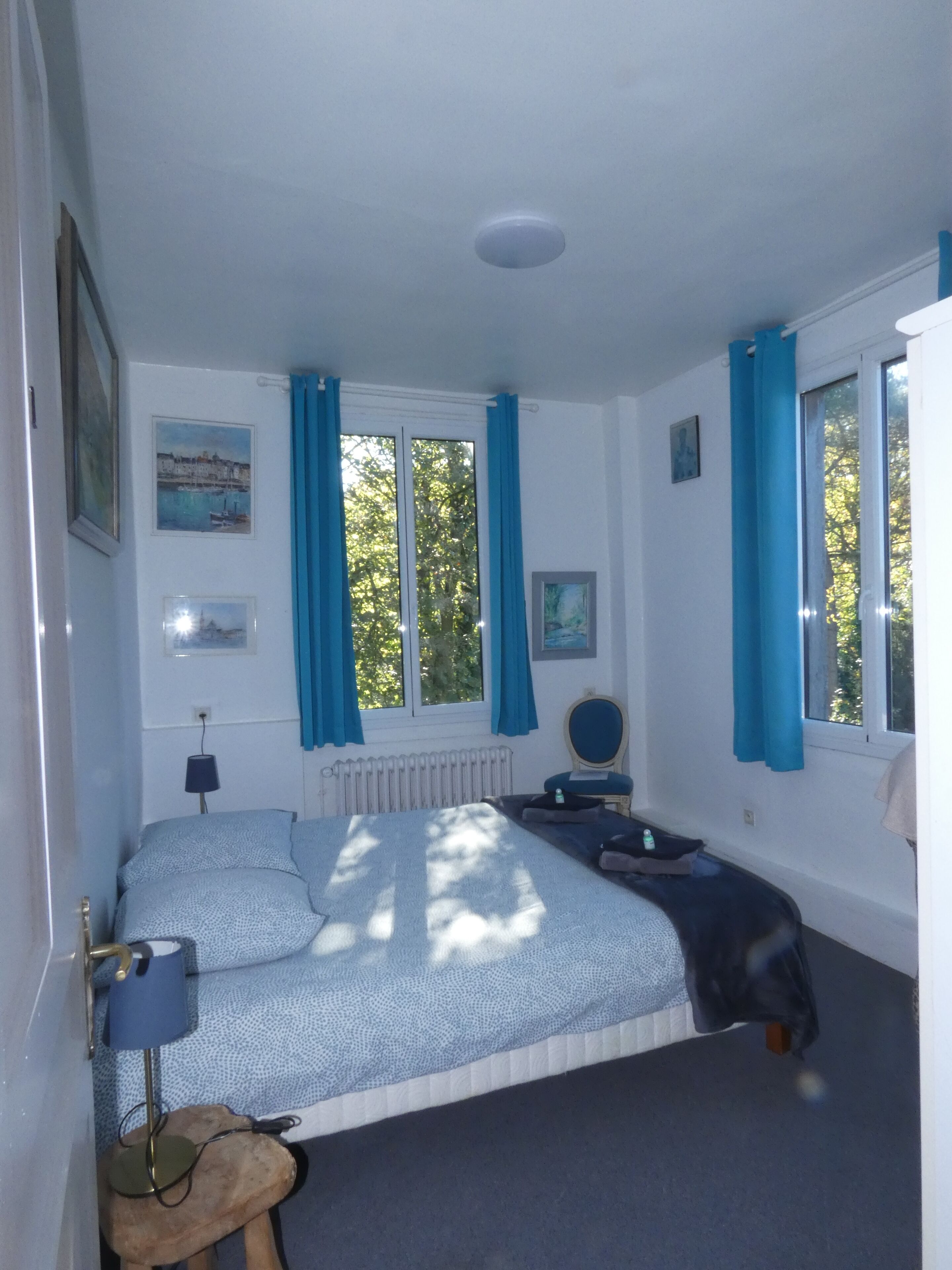 10 Schlafzimmer, Schreibtisch, Bügeleisen/Bügelbrett, Reisekinderbett