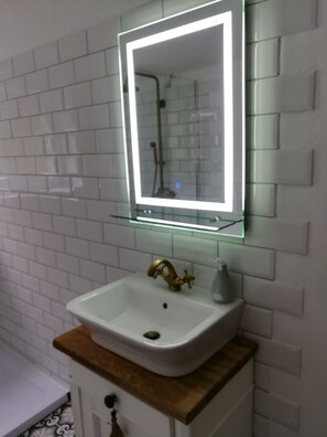 Douche, sèche-cheveux, serviettes fournies, savon