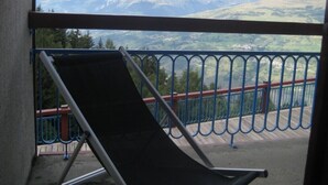 Ein Balkon mit Blick auf die Berge.