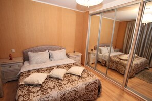 Apartment, Nichtraucher | 2 Schlafzimmer, Schreibtisch, Bügeleisen/Bügelbrett, Zustellbetten