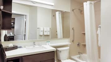 Suite estudio, 2 camas Queen size (Communications, Mobility, Access Tub) | Baño | Amenidades de baño de diseñador, secadora de cabello, toallas