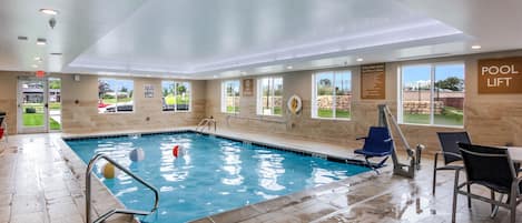 Indoor pool, sun loungers