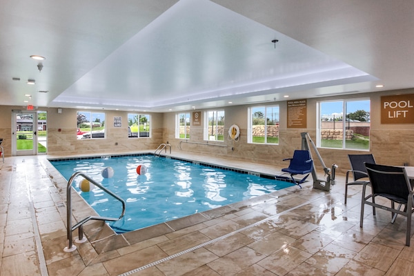 Indoor pool, sun loungers