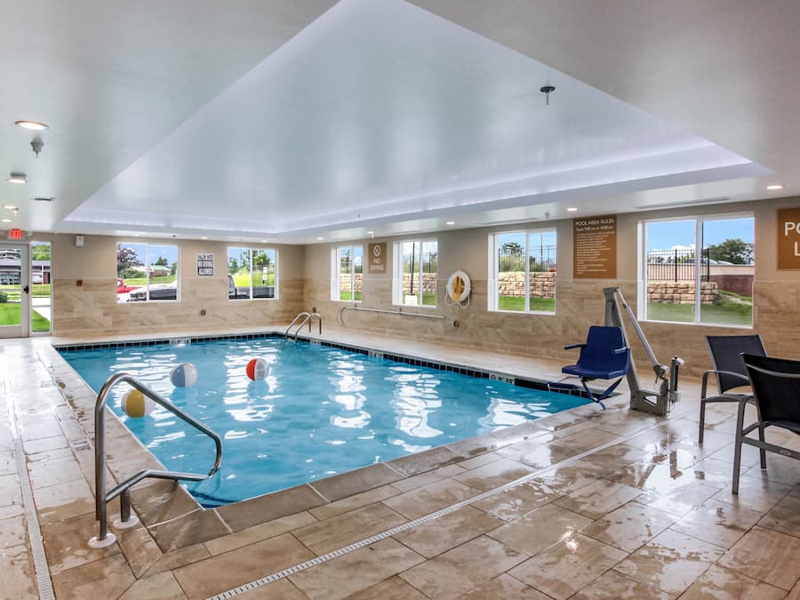 Indoor pool, sun loungers