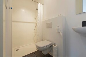 Studio, 1 Queen-Bett, Nichtraucher | Badezimmer | Dusche, kostenlose Toilettenartikel, Haartrockner, Handtücher