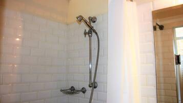 Appartement, 1 queensize bed, niet-roken | Badkamer | Een douche, gratis toiletartikelen, een haardroger, handdoeken