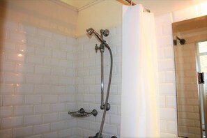 Departamento, 1 cama Queen size, para no fumadores | Baño | Regadera, amenidades de baño gratuitas, secadora de cabello, toallas 