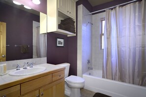 Combined shower/bathtub, hair dryer, towels - Tincup Cottage / 4 Bedroom Home close to the Resort! 10 Sec Walk to Shuttle! (Mt. Crested Butte)