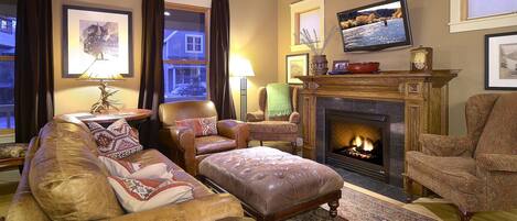 Una televisión, una chimenea, un reproductor de DVD