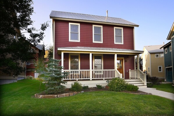 Exterior - Tincup Cottage / 4 Bedroom Home close to the Resort! 10 Sec Walk to Shuttle! (Mt. Crested Butte)